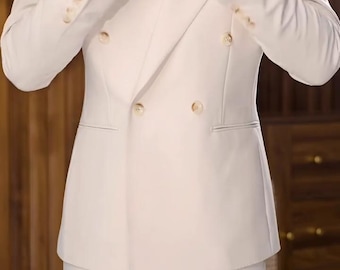 Men’s Cream Double-Breasted Tailored Suit.