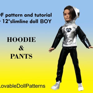 以下が含まれることがあります： 12インチのスリムラインドール用フーディーとパンツのPDFパターンとチュートリアル。人形は、黒いハートの付いたシルバーのフーディーと黒いパンツを着用しています。背景は青と黄色のグラデーションです。