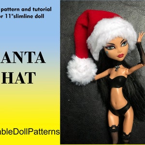 Può includere: Modello PDF e tutorial per un cappello di Babbo Natale per una bambola slimline da 28 cm. Il cappello è rosso con un bordo in pelliccia sintetica bianca. La bambola indossa un abito nero e un cappello di Babbo Natale.
