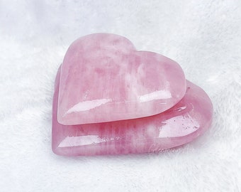 Peut inclure: Deux pierres de quartz rose en forme de cœur roses empilées l'une sur l'autre.