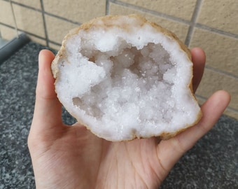 Clear Quartz Geode Crystal, White Quartz Deds, Crystal Geode,  Rock Geode,  White Crystal Geode, Natural Clear Quartz Crystal Cluster