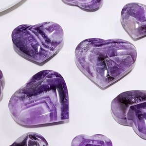 Natürliches Traum-Amethyst-Herz, lila Chevron-Amethyst-Schnitzereien, Kristalltaschen-Herzhausleben, Kristallgeschenke