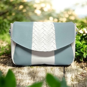 Sac à main bandoulière bleu ciel et blanc – Rabat en simili tressé – Douceur & élégance – Création artisanale - sac baptême - sac mariage