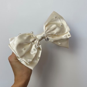 Ecru Satinschleife mit Perlen: Handgefertigte Haarspange