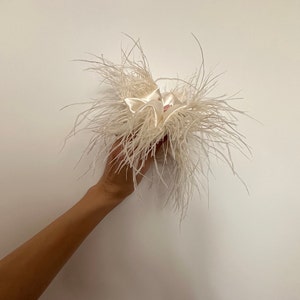 Hair accessory with ostrich feathers
