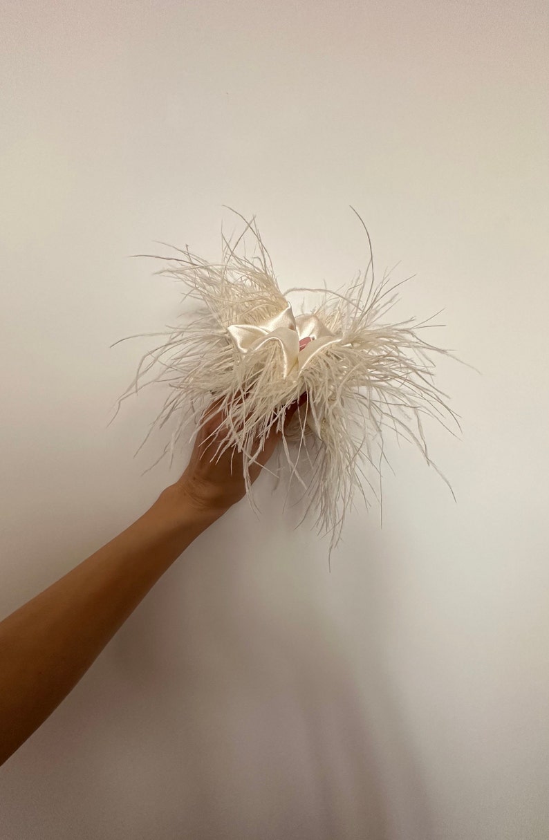 Hair accessory with ostrich feathers