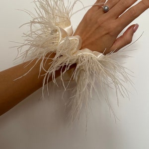 Ecru Scrunchie with Feathers