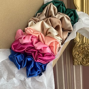 Set van zijdesatijnen scrunchies – set van 3 tot 12 stuks haarelastiekjes voor dames, zacht en zacht, luxe scrunchies, gepersonaliseerde cadeauset, handgemaakte accessoires