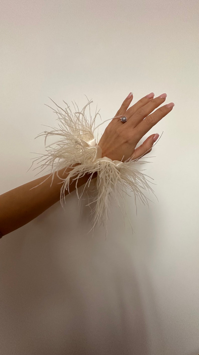Wedding accessory with feathers
