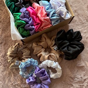 Gemengde scrunchieset, scrunchiepakket, zijdesatijnen scrunchies, gemengde scrunchiematen, satijnen haaraccessoires, haarelastiekjes, bruidsmeisjes