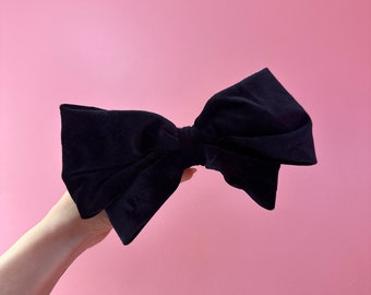 Pinza para el cabello con lazo de terciopelo negro hecha a mano: elegante accesorio para mujer.