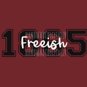 Puede incluir: Gráfico en blanco y negro de los números 1865 con la palabra "Freeish" escrita en blanco dentro del número 8. Los números están en una fuente de estilo universitario.