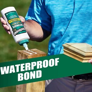Peut inclure: Une personne applique de la colle &agrave; bois Treebond II Ultimate sur un poteau en bois. La colle est blanche et le flacon est vert et blanc avec le texte "Treebond II Ultimate Wood Glue" dessus. Le texte "Waterproof Bond" est en grandes lettres vertes sur un fond vert.