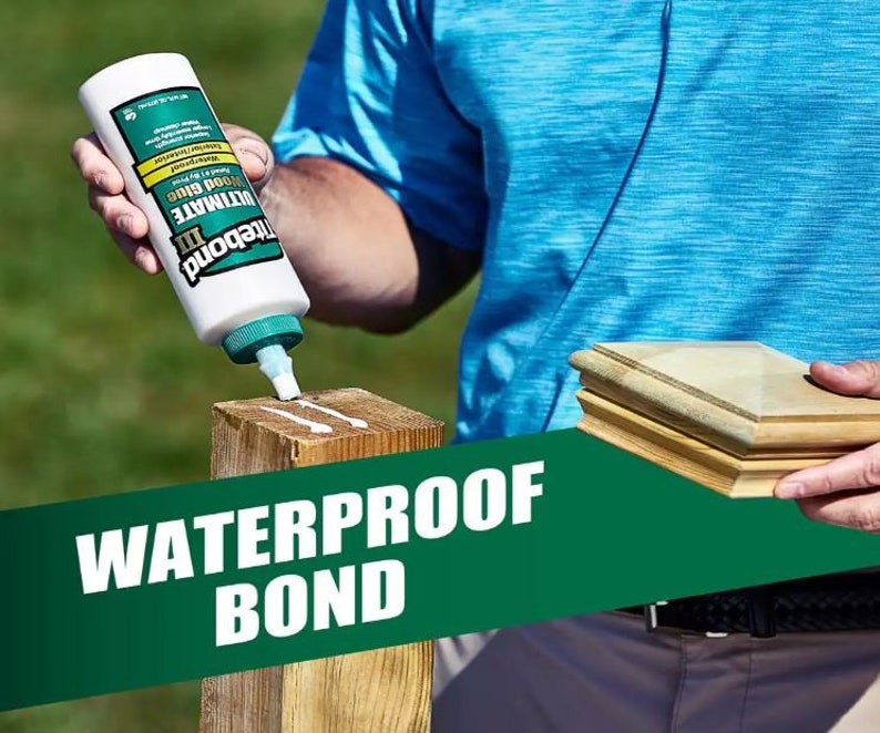 Peut inclure: Une personne applique de la colle &agrave; bois Treebond II Ultimate sur un poteau en bois. La colle est blanche et le flacon est vert et blanc avec le texte "Treebond II Ultimate Wood Glue" dessus. Le texte "Waterproof Bond" est en grandes lettres vertes sur un fond vert.
