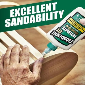 Peut inclure: Un flacon de colle &agrave; bois Titebond III Ultimate Wood Glue, de couleur verte et blanche. Le flacon est &eacute;tiquet&eacute; "Waterproof", "Exterior/Interior" et "Rated #1 By Pros". Une main presse le flacon pour appliquer de la colle sur une surface en bois.