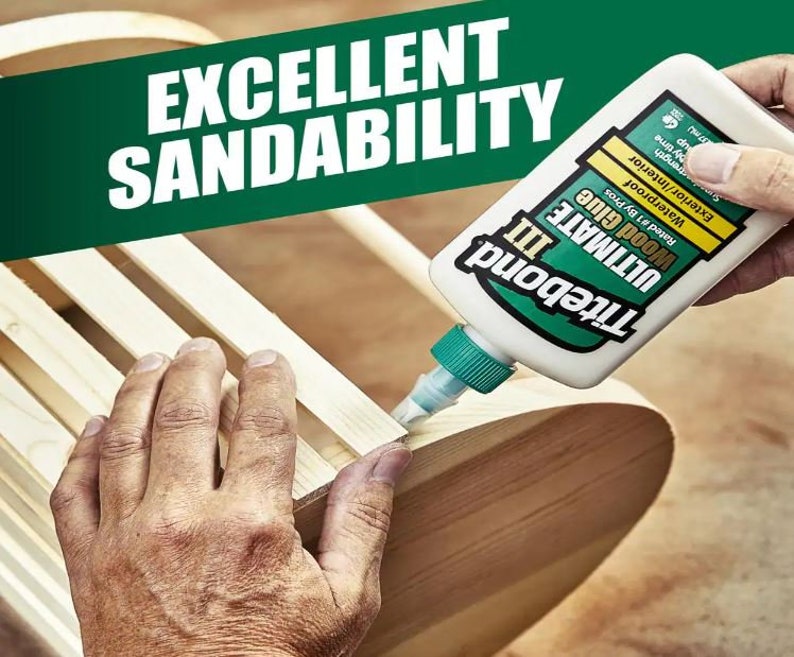 Peut inclure: Un flacon de colle &agrave; bois Titebond III Ultimate Wood Glue, de couleur verte et blanche. Le flacon est &eacute;tiquet&eacute; "Waterproof", "Exterior/Interior" et "Rated #1 By Pros". Une main presse le flacon pour appliquer de la colle sur une surface en bois.