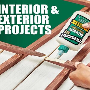 Peut inclure: Un flacon blanc de colle &agrave; bois Titebond Ultimate III avec une &eacute;tiquette verte. Le flacon est &eacute;tiquet&eacute; "Waterproof" et "Interior or Exterior Strength". Une main presse la colle sur un morceau de bois.