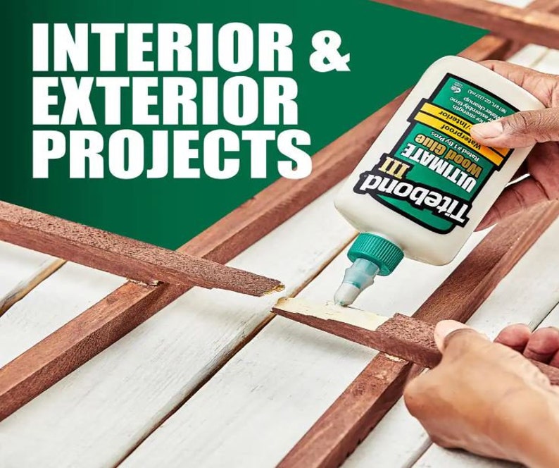 Peut inclure: Un flacon blanc de colle &agrave; bois Titebond Ultimate III avec une &eacute;tiquette verte. Le flacon est &eacute;tiquet&eacute; "Waterproof" et "Interior or Exterior Strength". Une main presse la colle sur un morceau de bois.