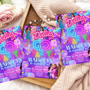 K&ouml;nnte beinhalten: Lilafarbene Einladung mit einem neonrosa und blauen "Come on Dollies Go Party!"-Motiv. Die Einladung ist f&uuml;r Madelyns 10. Geburtstagsparty in der Glow Galaxy am 17. Dezember von 15:00 bis 19:00 Uhr.