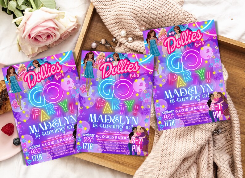 K&ouml;nnte beinhalten: Lilafarbene Einladung mit einem neonrosa und blauen "Come on Dollies Go Party!"-Motiv. Die Einladung ist f&uuml;r Madelyns 10. Geburtstagsparty in der Glow Galaxy am 17. Dezember von 15:00 bis 19:00 Uhr.
