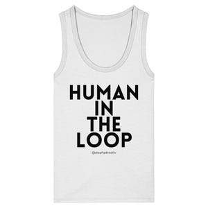 Könnte beinhalten: Ein weißes ärmelloses Tanktop mit dem schwarzen Schriftzug HUMAN IN THE LOOP in einer fetten serifenlosen Schrift auf der Brust. Unter dem Haupttext befindet sich der kleinere schwarze Schriftzug @stephpkreativ in einer schlichten Schriftart.