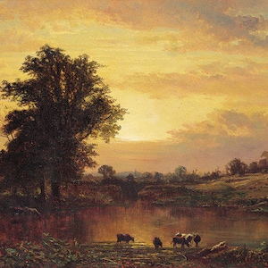 Pode incluir: Uma pintura que retrata uma paisagem rural ao pôr do sol. A cena apresenta um rio serpenteando por um vale, com árvores que margeiam as margens. O céu é de um laranja e amarelo vibrantes, com nuvens que projetam longas sombras sobre a terra. Um grupo de gado está reunido perto do rio, enquanto uma figura solitária está à distância.