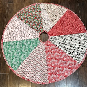 Handmade Quilted Calico Patchwork Christmas Tree Skirt | Cottage Chic, Country, Farmhouse Holiday Decor | Vintage 1980s