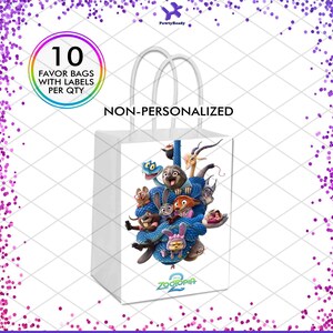 Puede incluir: Bolsa de regalo blanca con una colorida ilustraci&oacute;n de personajes de la pel&iacute;cula Zootopia 2. La bolsa tiene asas blancas y el texto "NO PERSONALIZADO". Una etiqueta circular dice "10 BOLSAS DE REGALO CON ETIQUETAS POR CANTIDAD".
