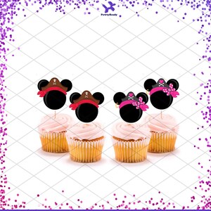 Op de afbeelding: Vier cupcakes met roze glazuur, bekroond met zwarte, muisvormige piratendecoraties. De decoraties omvatten rode bandana's, roze strikken en piratenhoeden. De afbeelding heeft een witte achtergrond met een paarse glitterrand en de tekst "PawtyReady".
