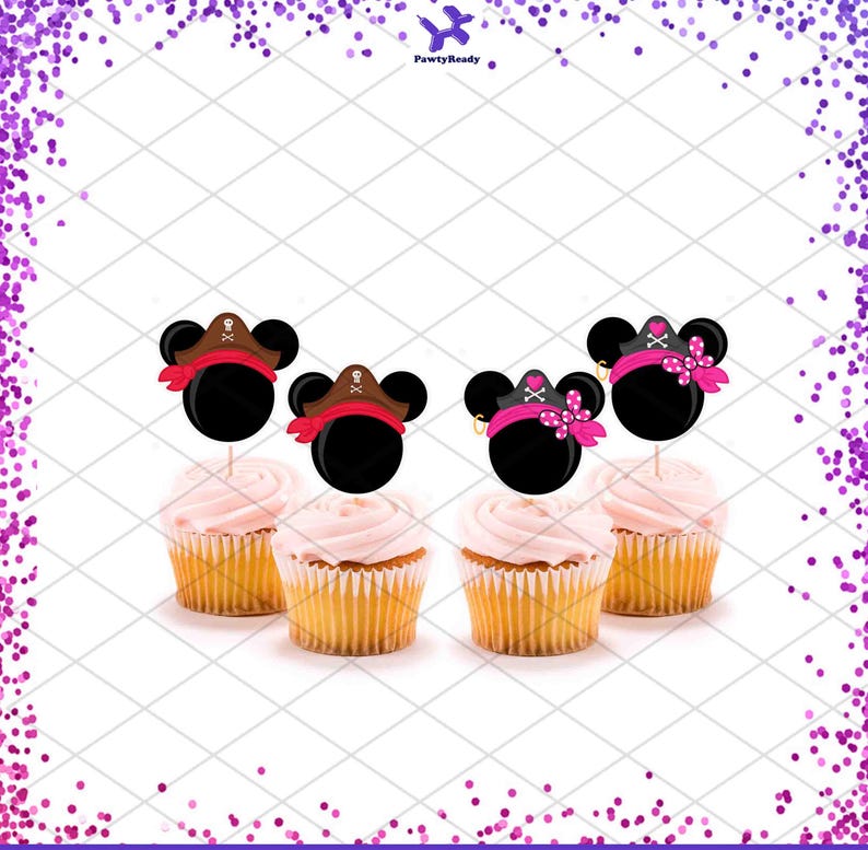 Op de afbeelding: Vier cupcakes met roze glazuur, bekroond met zwarte, muisvormige piratendecoraties. De decoraties omvatten rode bandana's, roze strikken en piratenhoeden. De afbeelding heeft een witte achtergrond met een paarse glitterrand en de tekst "PawtyReady".