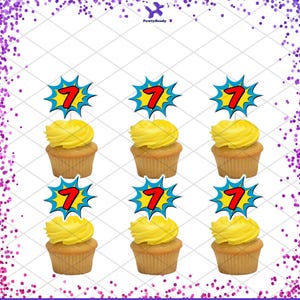 Puede incluir: Seis cupcakes con glaseado amarillo y adornos con el n&uacute;mero siete. Los adornos son de estilo c&oacute;mic con un dise&ntilde;o de explosi&oacute;n azul y amarillo. Los cupcakes est&aacute;n sobre un fondo blanco con confeti morado.