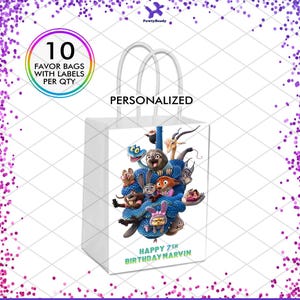 Puede incluir: Bolsa de regalo blanca con una colorida ilustraci&oacute;n de dibujos animados de varios personajes de animales. La bolsa tiene asas blancas y el texto "10 FAVOR BAGS WITH LABELS PER QTY" en un dise&ntilde;o circular. La bolsa est&aacute; personalizada con el texto "HAPPY 7TH BIRTHDAY MARVIN".