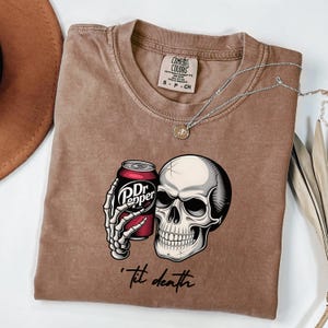 Comfort Colors® Til Death Skull Soda T-shirt – Gothic Pop Art Skeleton T-shirt, grappig vintage Soda Skull-shirt, edgy shirt met donkere humor