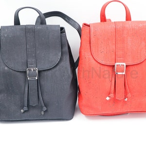 Mochila ligera de piel de corcho vegana, bolso sostenible para mujer, bolso de corcho vegano resistente al agua, mochila de color rojo y negro.
