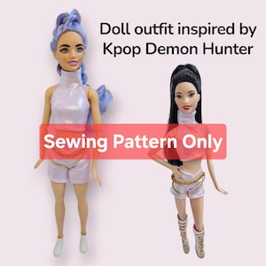 Puede incluir: Dos muñecas con trajes a juego. Las muñecas visten un top y unos shorts rosa claro con un cinturón de cadena dorada. El texto de la imagen dice "Doll outfit inspired by Kpop Demon Hunter" y "Sewing Pattern Only".