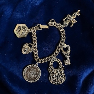 Pulsera vintage con dije de corazón en tono dorado