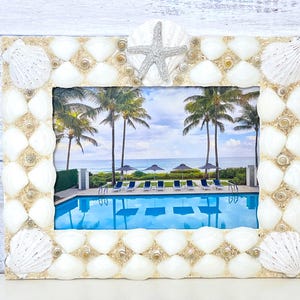 Weißer Muschel-Bilderrahmen, 5x7 Foto, Strand-Hochzeitsgeschenk, Strand-Dekor, Muschel-Kunst, Urlaubserinnerung, Silber-Seestern