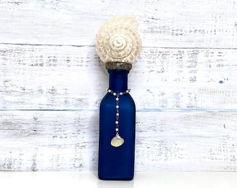 Botella de vidrio azul con forma de concha, decoración playera, casa de playa, regalo para amantes del océano, azul y blanco, detalle artesanal.