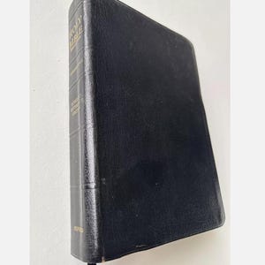 Biblia antigua, versión King James, edición en letra roja, referencia Scofield, Biblia rara