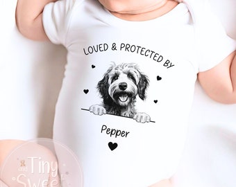 Personalizado protegido por perros Babygrow, protegido por chaleco de bebé para perros, nuevo regalo para bebés, regalo para bebés dueño de perros, traje de dormir para bebés protegido por perros