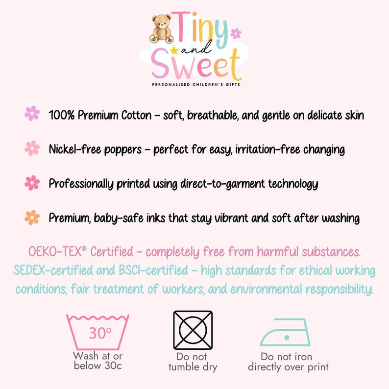 Puede incluir: Un gr&aacute;fico informativo para regalos infantiles personalizados de Tiny and Sweet. Enumera caracter&iacute;sticas: 100% algod&oacute;n premium, broches sin n&iacute;quel, impresi&oacute;n directa, tintas seguras para beb&eacute;s, certificaciones OEKO-TEX, SEDEX, BSCI e iconos de lavado.