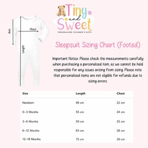 Puede incluir: Un pijama blanco con pies junto a una tabla de tallas con el texto Tiny and Sweet, Sleepsuit Sizing Chart (Footed), y una tabla que enumera tallas desde reci&eacute;n nacido hasta 12-18 meses con medidas de largo y pecho en cm.