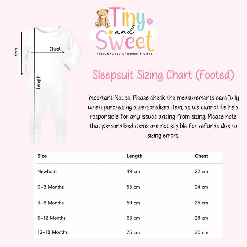Puede incluir: Un pijama blanco con pies junto a una tabla de tallas con el texto Tiny and Sweet, Sleepsuit Sizing Chart (Footed), y una tabla que enumera tallas desde reci&eacute;n nacido hasta 12-18 meses con medidas de largo y pecho en cm.