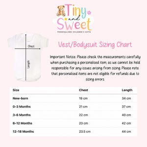 Puede incluir: Una tabla de tallas para bodies de beb&eacute; en blanco con el logotipo de Tiny and Sweet, un diagrama del body con flechas para el pecho y el largo, y una tabla que enumera las tallas desde reci&eacute;n nacido hasta 18 meses con medidas en cent&iacute;metros.