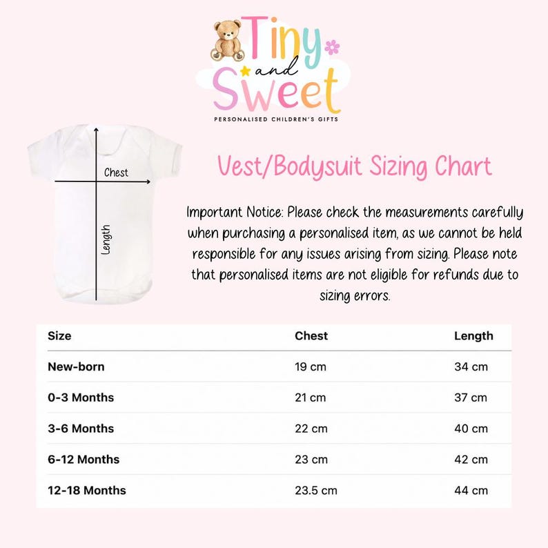 Puede incluir: Una tabla de tallas para bodies de beb&eacute; en blanco con el logotipo de Tiny and Sweet, un diagrama del body con flechas para el pecho y el largo, y una tabla que enumera las tallas desde reci&eacute;n nacido hasta 18 meses con medidas en cent&iacute;metros.