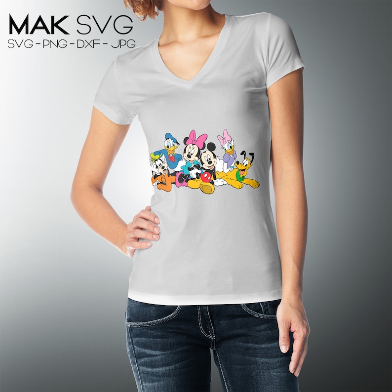 K&ouml;nnte beinhalten: Ein wei&szlig;es T-Shirt mit einer bunten Grafik von Mickey Mouse, Minnie Mouse, Donald Duck, Goofy und Pluto. Die Figuren l&auml;cheln und scheinen Spa&szlig; zu haben.