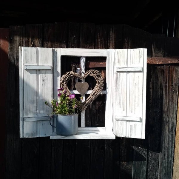 Dekorativer Holzfensterrahmen mit Regal, alte Fenster, rustikales Fenster mit Fensterläden, Fensterrahmen im Vintage-Stil