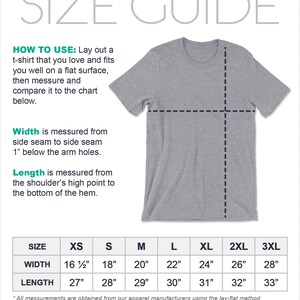 Puede incluir: Tabla de tallas para camisetas con medidas en pulgadas para el ancho y la longitud. Las tallas van de XS a 3XL.  "C&Oacute;MO USAR: Extiende una camiseta que te guste y que te quede bien sobre una superficie plana, luego m&iacute;dela y comp&aacute;rala con la tabla de abajo."  "El ancho se mide de costura lateral a costura lateral, 1 pulgada por debajo de las sisas. La longitud se mide desde el punto m&aacute;s alto del hombro hasta el dobladillo inferior."  "Todas las medidas se obtienen de nuestros fabricantes de ropa utilizando el m&eacute;todo de colocaci&oacute;n plana. Los est&aacute;ndares generales de la moda permiten una desviaci&oacute;n de +/- 1 pulgada durante la fabricaci&oacute;n."