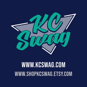 Puede incluir: Un logotipo azul turquesa y blanco con el texto "KC Swag" y las direcciones de los sitios web "www.kcswag.com" y "www.shopkcswag.etsy.com".