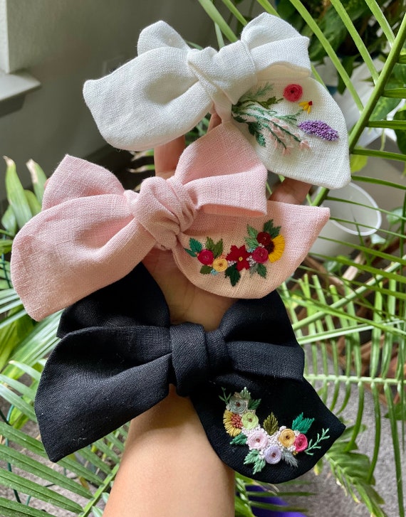 Hand Embroidered Linen Hair Bow: Chunky Floral Alligator  display picture 2